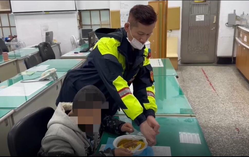 ▲圖說:警方先將男童載回派出所,給予熱騰騰的飯食及溫水暖胃 (圖/台中市政府提供)