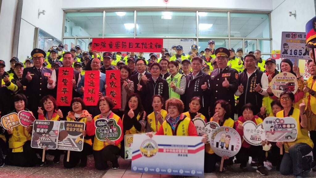 ▲圖說:體恤第一線執勤的警察、憲兵及協勤民力辛勞,臺中市長盧秀燕親自率隊慰問              (圖/台中市政府提供)