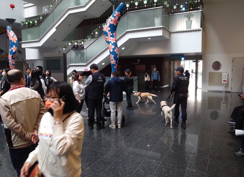 ▲圖說：台中市政府舉行新春聯合團拜，偵爆犬PINKY、緝毒犬LALA協助場地安全檢查              （圖／台中市政府提供）