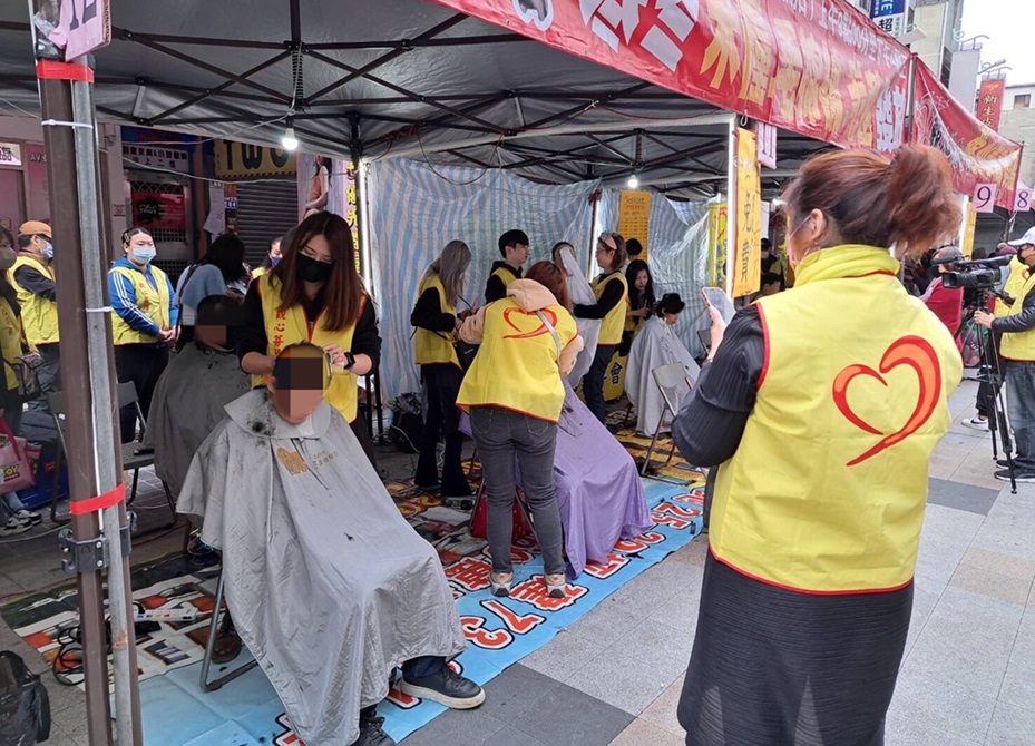 ▲圖說:寒冬送暖活動提供義剪服務              (圖/台中市政府提供)