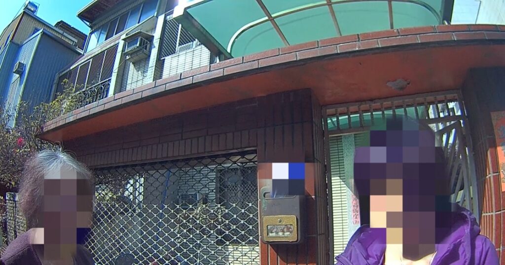 ▲圖說：員警載老嫗返家，老嫗女兒對員警的熱心協助大表感激 （圖／台中市政府提供）