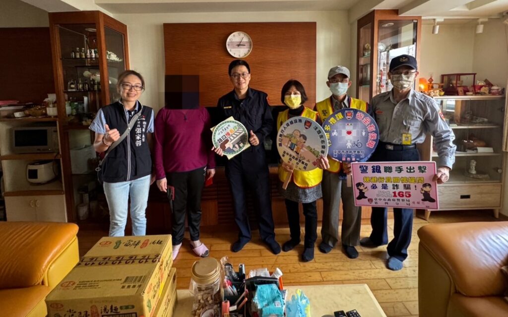 ▲圖說:四分局黎明所長王凱政偕三和里長與志工至卓婦家中關懷探視 (圖/台中市政府提供)