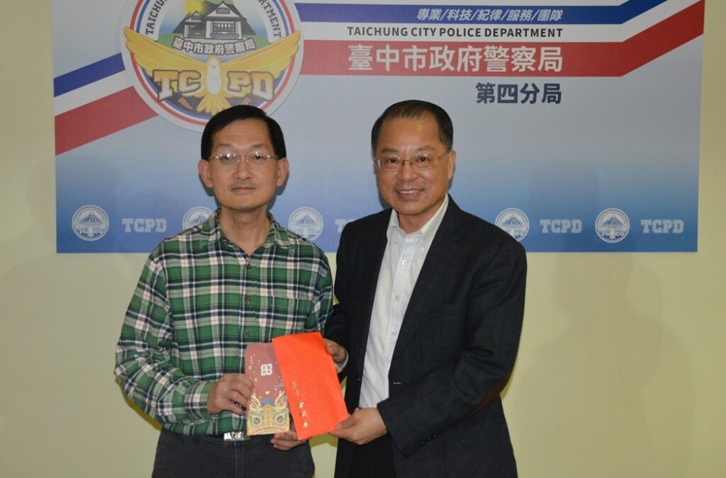 ▲圖說:署長黃明昭致贈警員張大皞及第四分局員警同仁慰勉金 (圖/台中市政府提供)