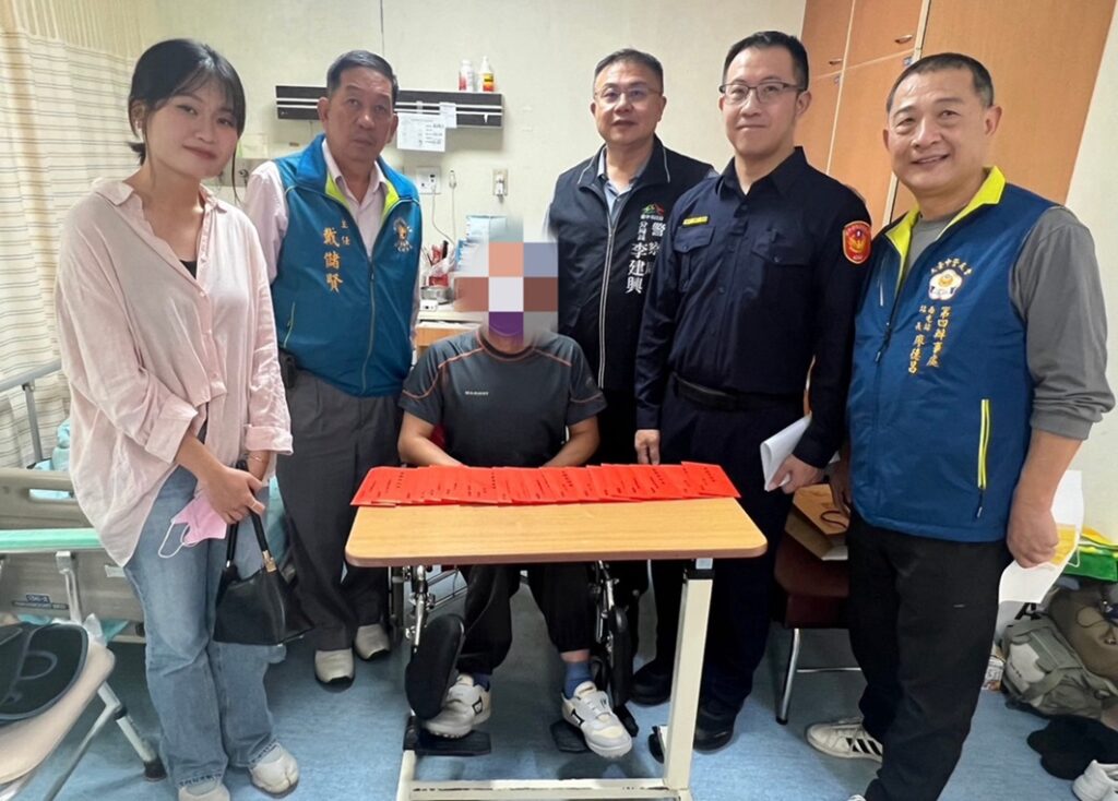 ▲圖說:在分局長李建興與南屯警友站長的關懷鼓勵下,蕭男允諾會重新振作              (圖/台中市政府提供)