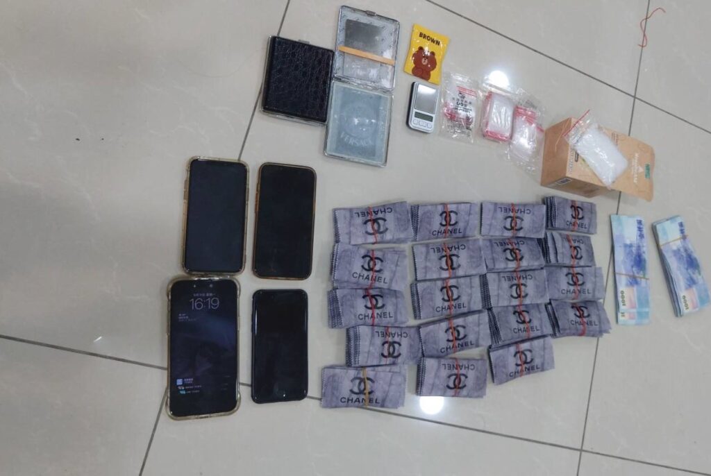 ▲圖說:中市刑大在廖姓主嫌的家中及車上起獲大量毒品及販毒所得16萬餘元等贓證物              (圖/台中市政府提供)