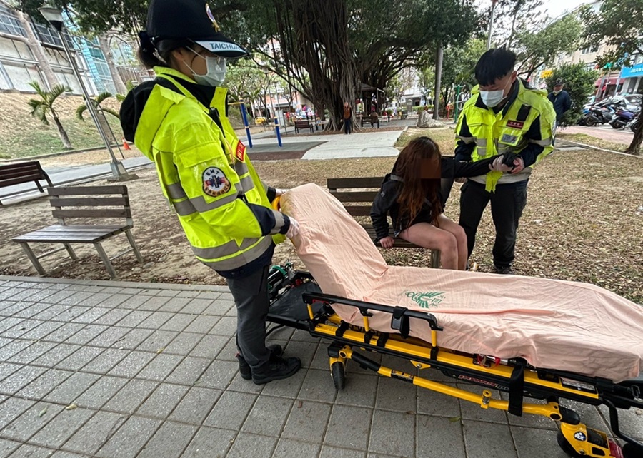 ▲圖說：員警見女子意識不清、身體四肢已受凍許久，立即叫來救護車送醫 （圖／台中市政府提供）