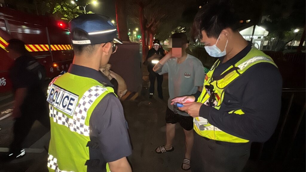 ▲圖說：大批警消動員，終於將王男從3米深的公園大排水溝拉上岸 （圖／台中市政府提供）