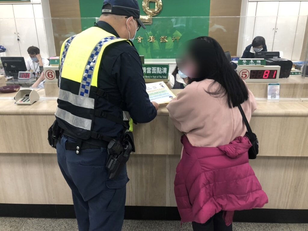 ▲圖說：女子代母匯上百萬會錢，卻對匯款帳戶及流向不清楚，員警提醒返家求證再行動 （圖／台中市政府提供）