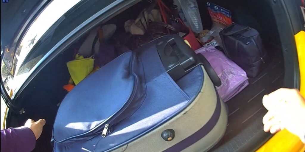▲圖說：員警經過一小時的努力，找到卓男搭乘的計程車，成功尋獲行李箱 （圖／台中市政府提供）