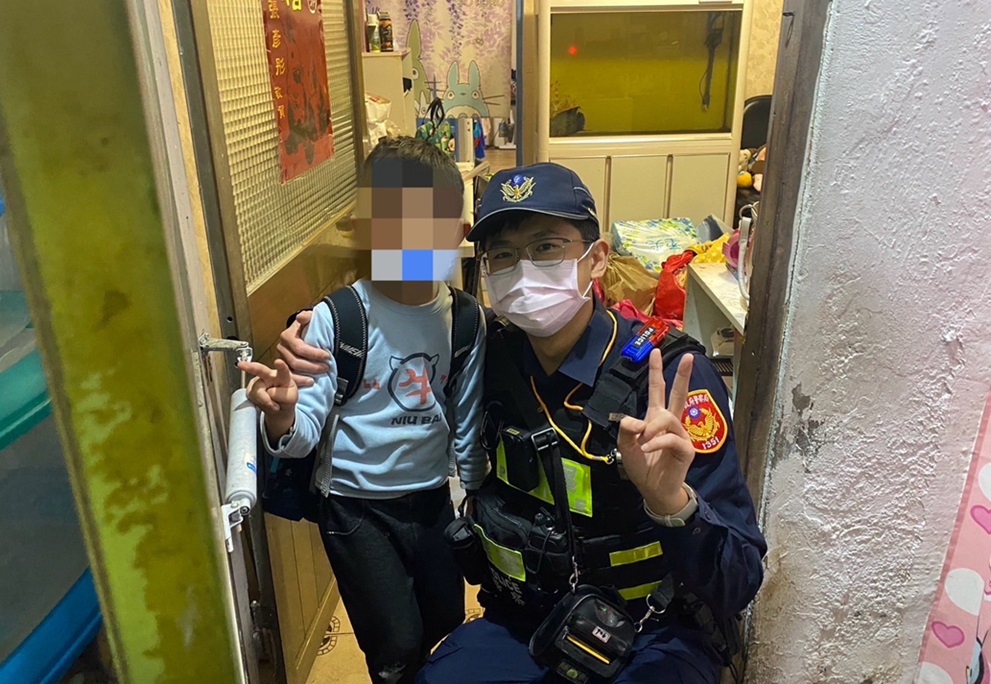 ▲圖說：卜姓男童在員警「愛的揹揹」護送下平安返家 （圖／台中市政府提供）