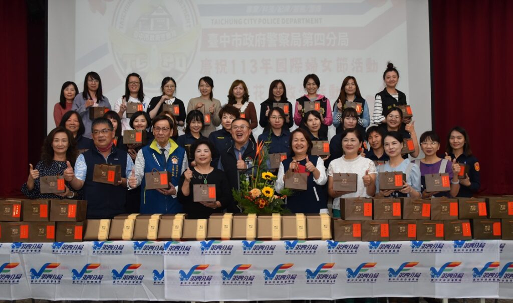 ▲圖說：三八婦女節慶祝活動上，特別致贈每位女性同仁手工巧克力             （圖／台中市政府提供）