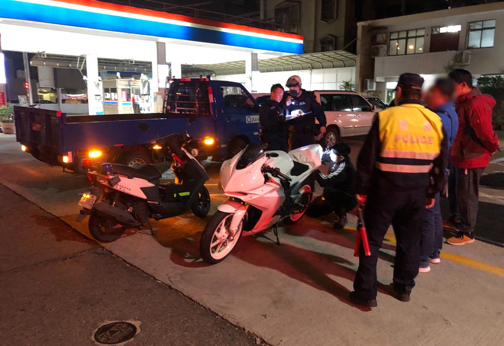 ▲圖說：一輛原本登記黑色的機車被改成雪白外觀，牌照也早已註銷，警方當場拖吊移置保管             （圖／台中市政府提供）