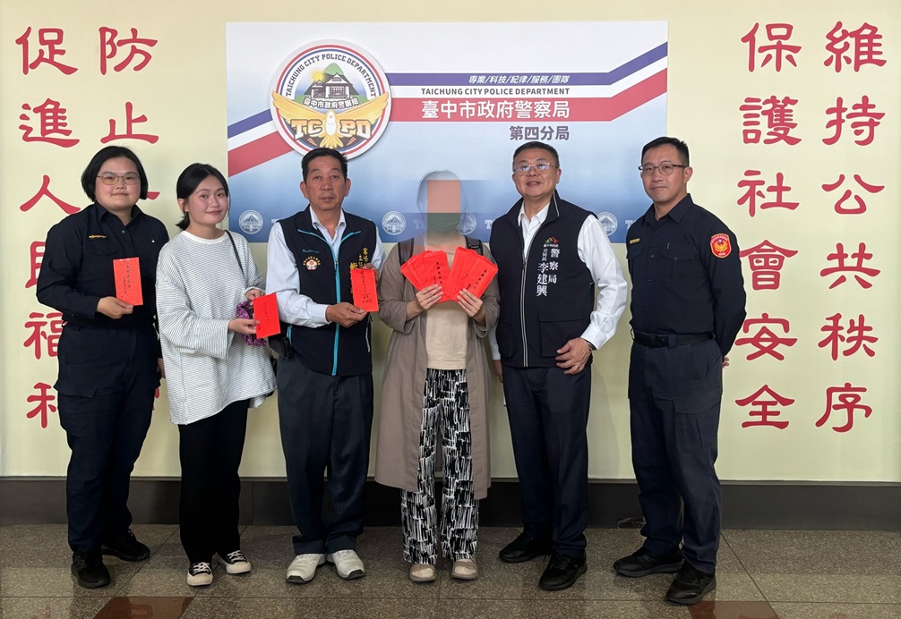 ▲圖說：中警4分局長李建興偕同廖所長與善心人士，攜帶善款14萬元探望單親母女 （圖／台中市政府提供）