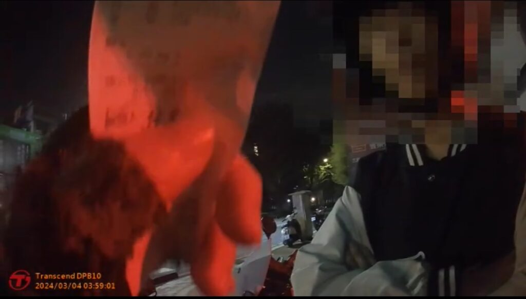 ▲圖說：員警提醒醉倒路旁的潘男早點回家勿酒駕，沒想到轉眼就攔到潘男酒後騎車 （圖／台中市政府提供）