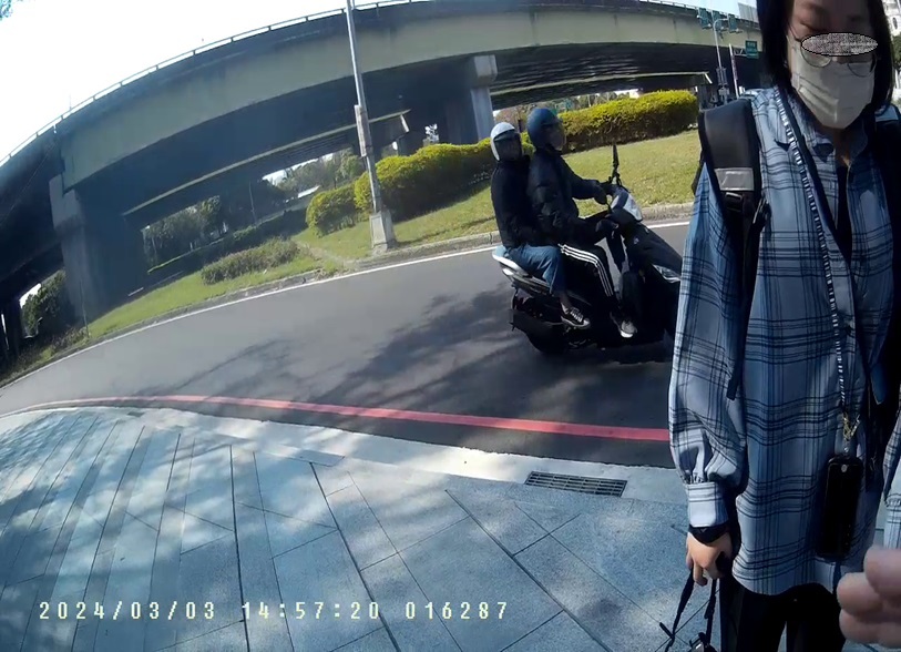 ▲圖說：警員吳育賢藉由手機翻譯與日籍女溝通，並指引前往地點的正確方向 （圖／台中市政府提供）