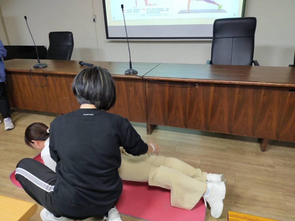 ▲圖說：護理師江淑雯特別分享一些簡單易學的核心肌群訓練動作              （圖／台中市政府提供）
