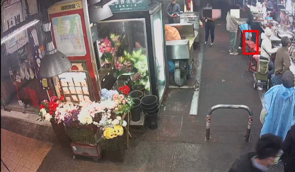 ▲圖說：外籍女大學的錢包順著衣服滑進所攜帶的雨傘內             （圖／台中市政府提供）