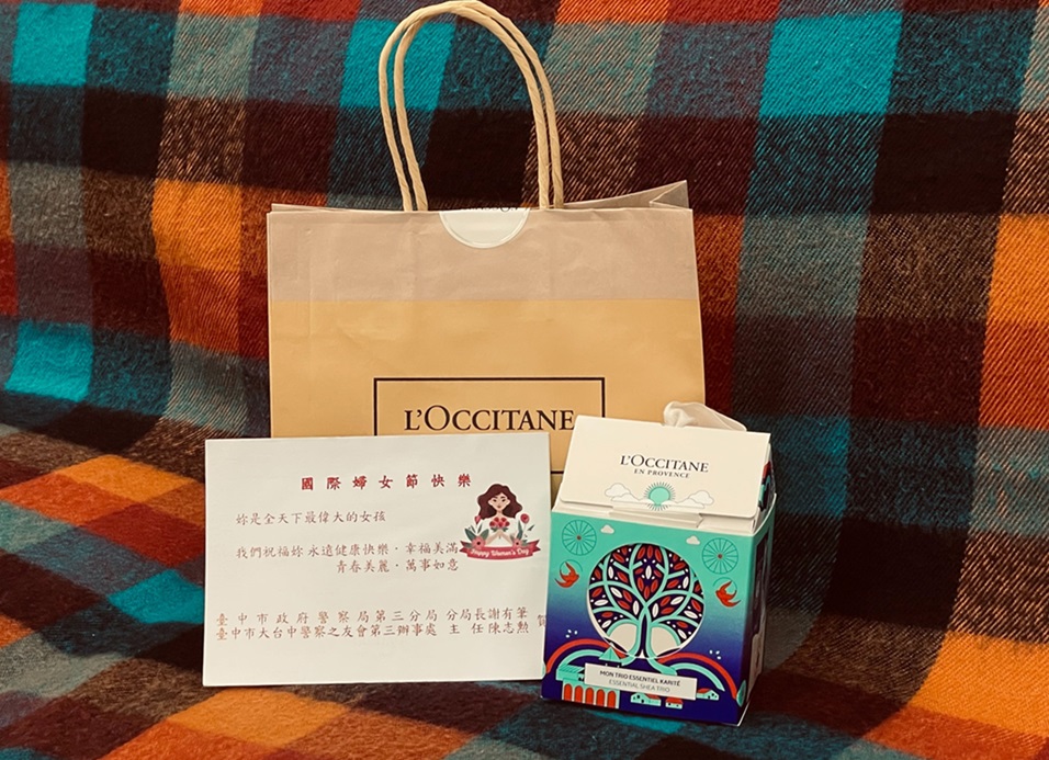 ▲圖說：第三分局貼心贈送保養組合，讓女性同仁更添魅力             （圖／台中市政府提供）