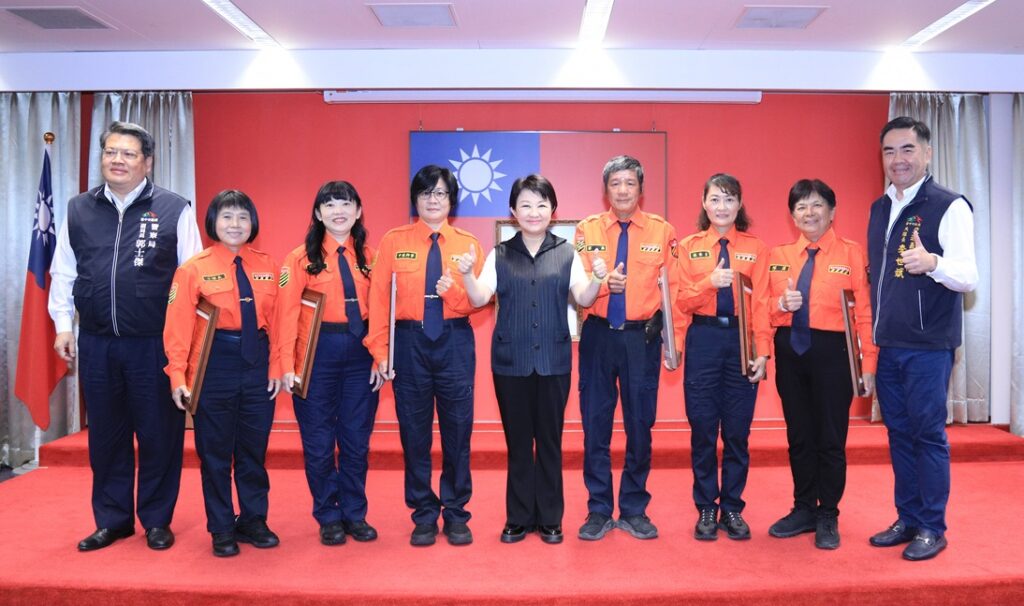 ▲圖說：媽媽市長盧秀燕親自頒獎表揚「112年度績優交通義勇警察」 （圖／台中市政府提供）