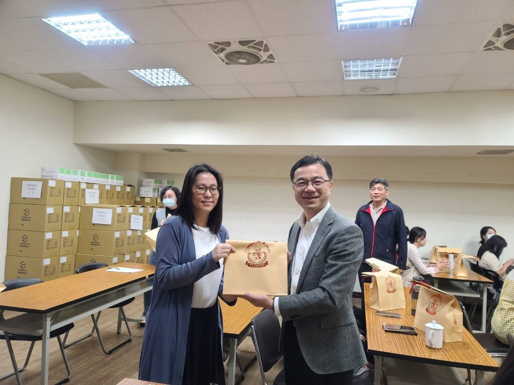 ▲圖說：交警大隊於慶祝活動中致贈每位女性同仁面膜及巧克力，表達感謝和祝福 （圖／台中市政府提供）