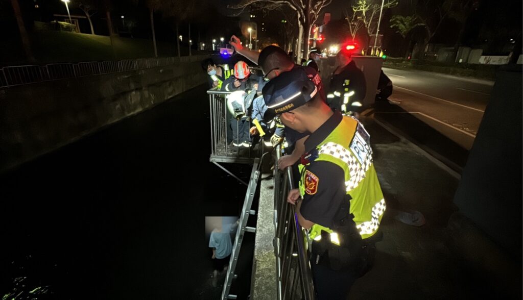 ▲圖說：消防隊接獲員警通知，火速到場評估周邊環境              （圖／台中市政府提供）