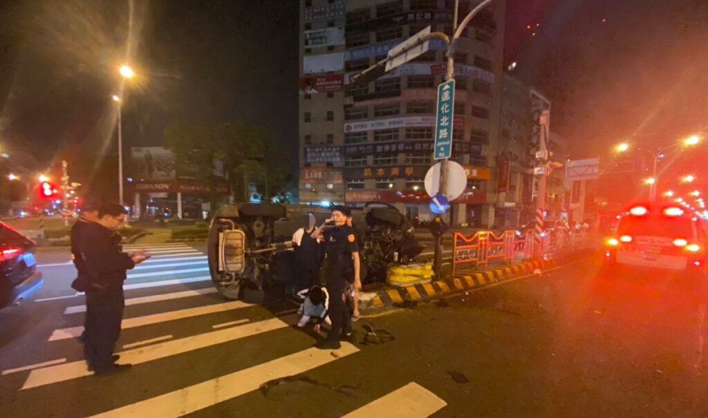 ▲圖說：張男酒後駕車自撞中央分隔島肇事，整台車輛向左側翻覆 （圖／台中市政府提供）