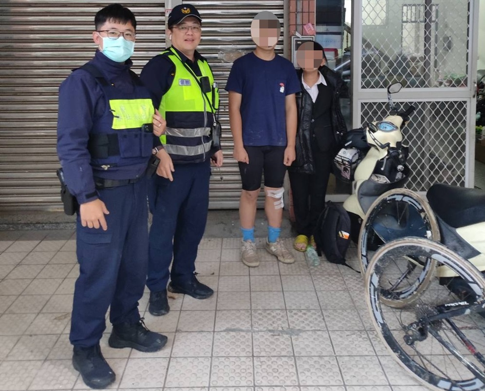 ▲圖說：員警費了九牛二虎之力才找到小路「犁田」少年，連人帶車送返家 （圖／台中市政府提供）