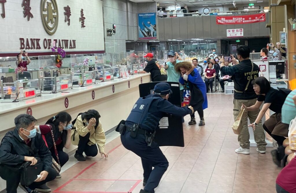 ▲圖說：第一波麗士與臺銀聯手進行防搶演練，場面盛大逼真 （圖／台中市政府提供）