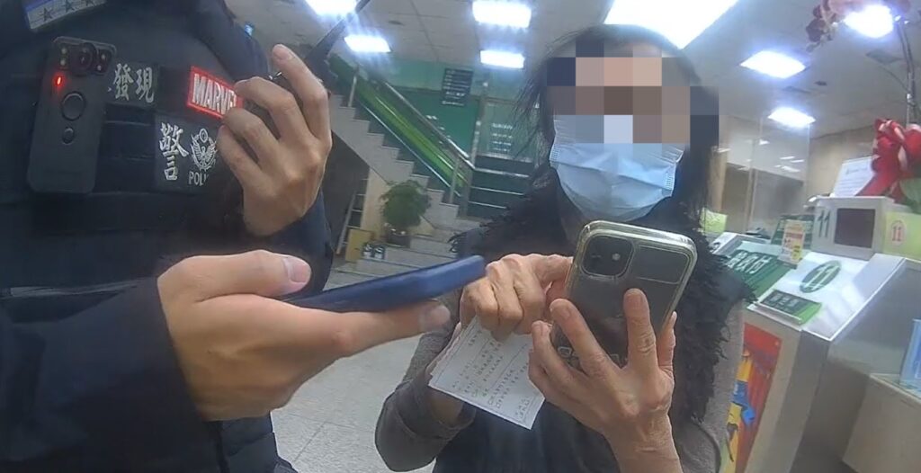 ▲圖說：黃姓婦人遭到「飆股投資社團」詐騙，員警耐心勸阻守住59萬老本 （圖／台中市政府提供）