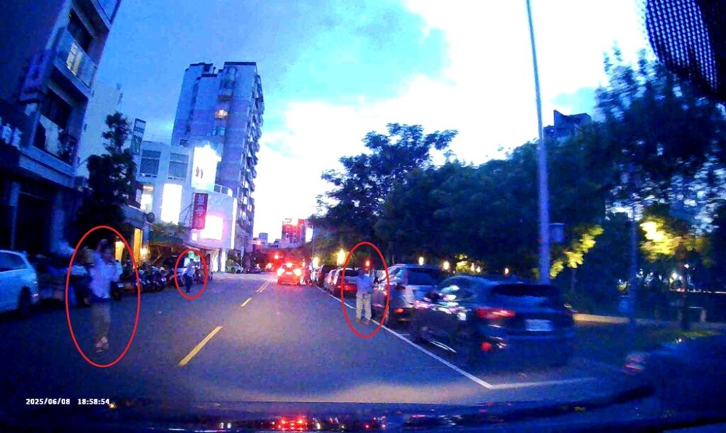 ▲圖說:第一分局西區所員警執行巡邏勤務時,路旁突然有三位民眾舉手攔下警車             (圖/台中市政府 提供)