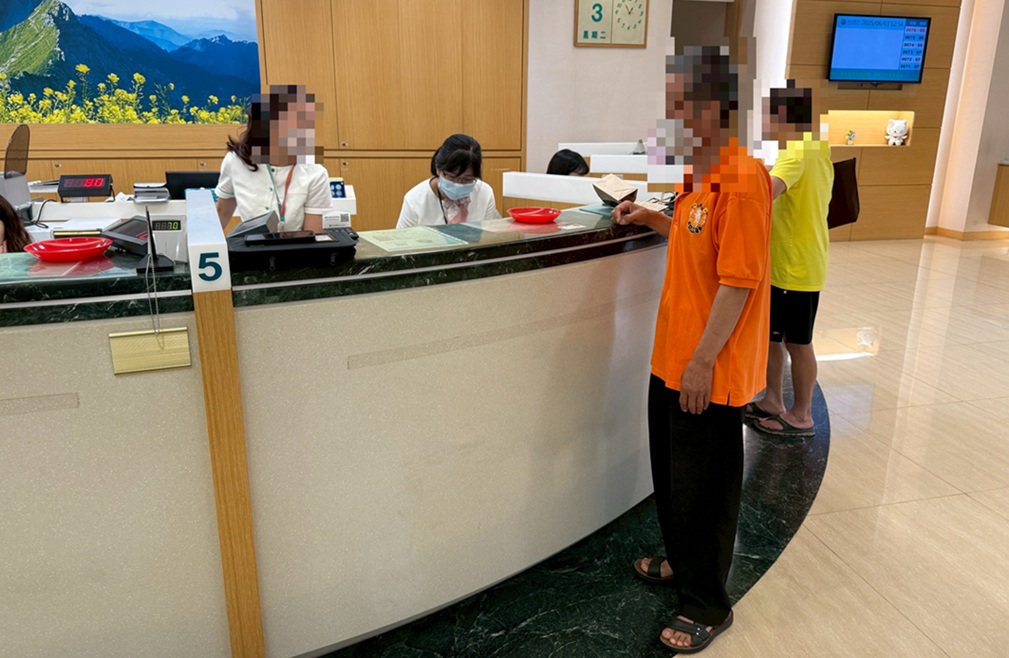 ▲圖說:游男聽聞「女兒」LINE求援,急忙上銀行匯款20萬,行員察覺異常報警協助 (圖/台中市政府 提供)