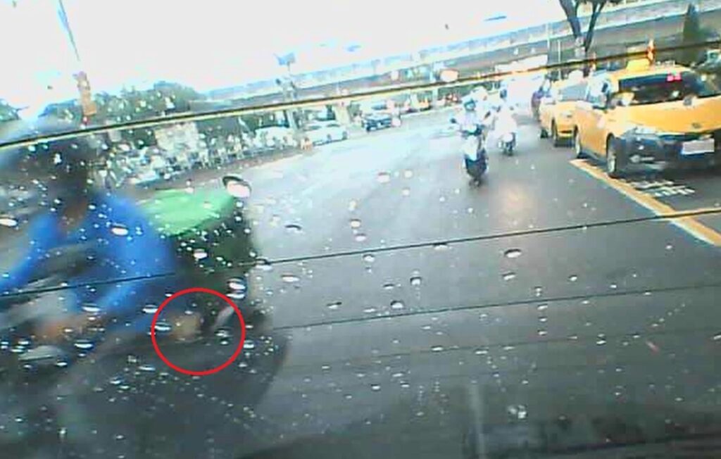 ▲圖說：員警調閱巡邏車行車紀錄器，確認散落一地的仟元鈔就是從徐姓騎士口袋中飛出              （圖／台中市政府 提供）