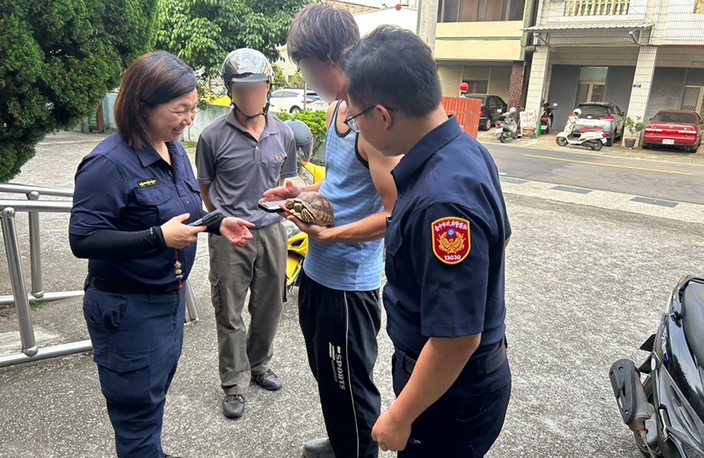 ▲圖說:東勢分局永源所員警調監視器,聯絡上拾獲寵物陸龜的張姓機車駕駛,成功找回陸龜 (圖/台中市政府 提供)