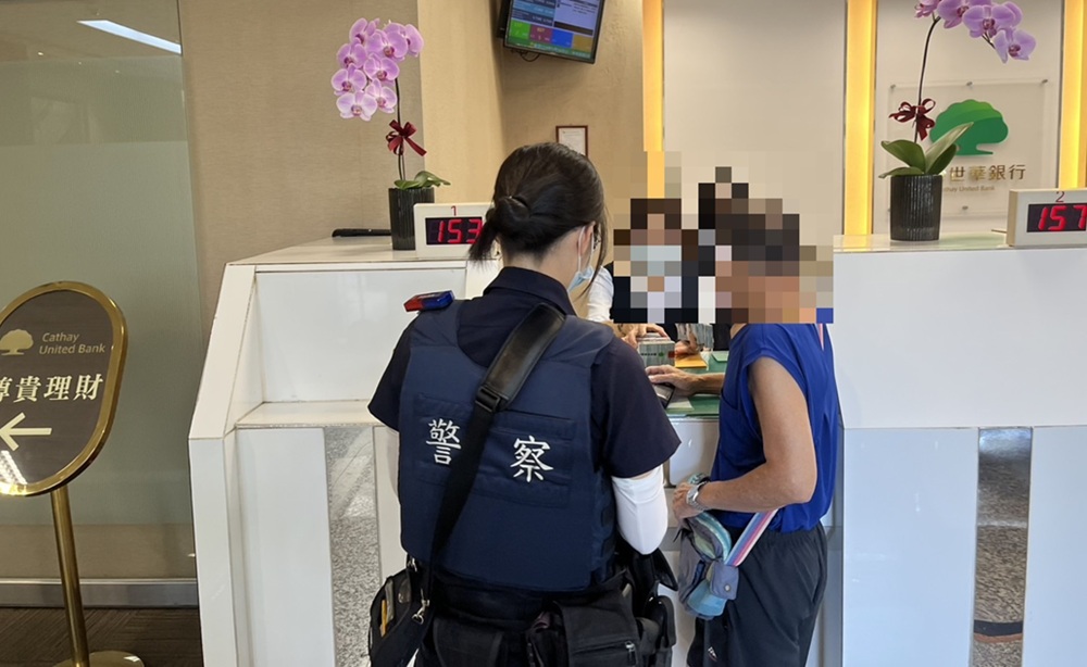 ▲圖說:警方到場確認蔡男提款並無遭詐騙狀況,後續主動提供護鈔服務,保護蔡男平安到家 (圖/台中市政府 提供)