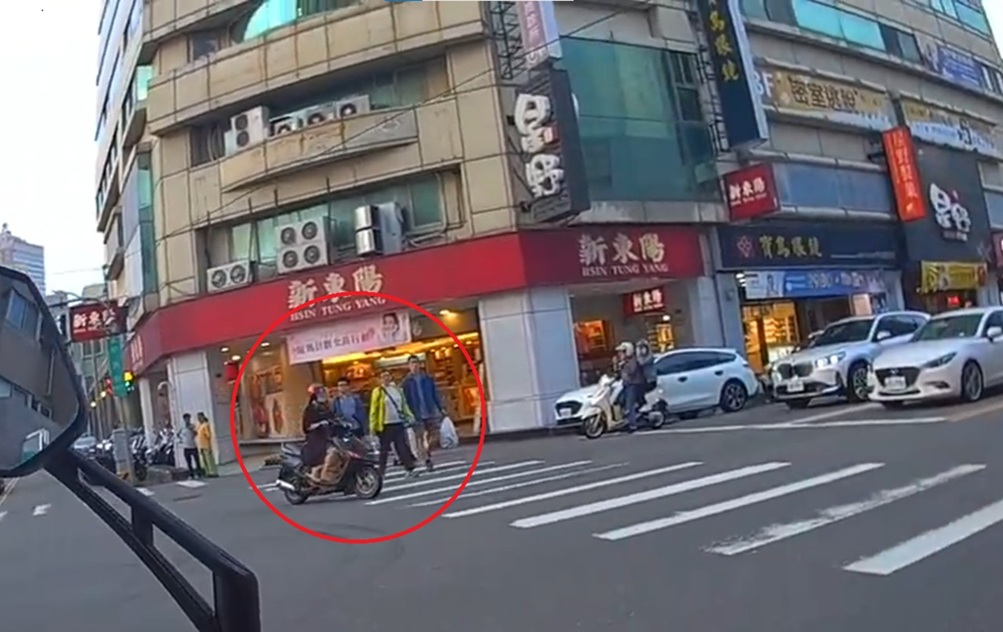 ▲圖說:無照陳婦騎機車在轉綠燈前搶快左轉,還未禮讓斑馬線行人,遭員警當場開罰             (圖/台中市政府 提供)