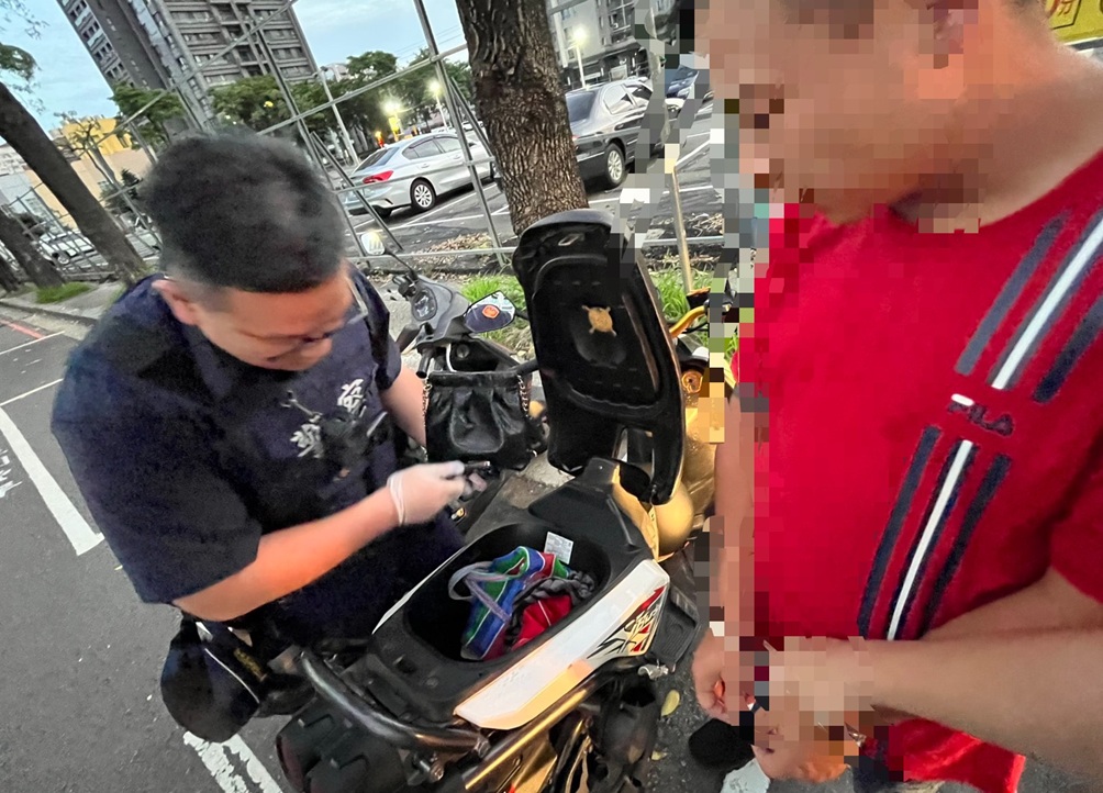 ▲圖說:員警在酒駕竊嫌彭男機車置物箱內查獲被害人遺失的手機、現金與行動電源 (圖/台中市政府 提供)