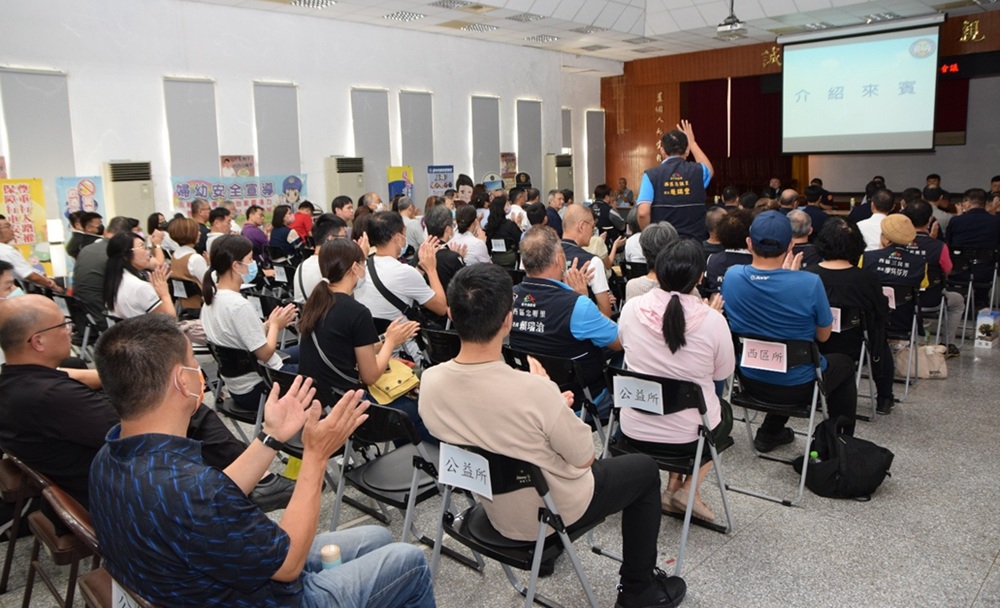 ▲圖說:中市警第一分局在禮堂熱鬧舉行社區治安會議,由分局長與民眾近距離溝通 (圖/台中市政府 提供)