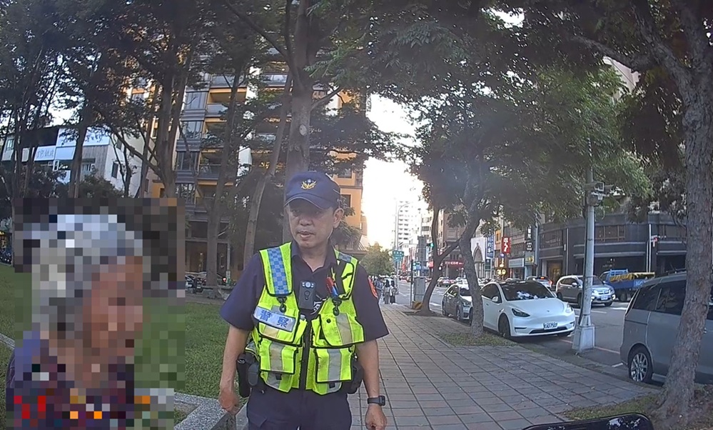 ▲圖說:熱心民眾報案有年長婦人在向上路綠園道迷路,民權所員警獲報後立即趕赴現場               (圖/台中市政府 提供)