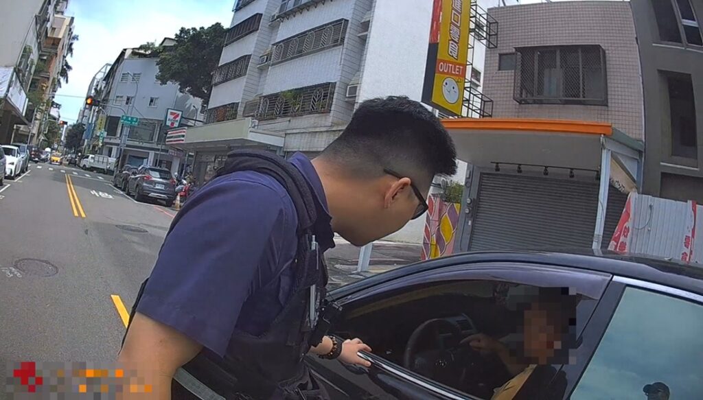 ▲圖說:西區所巡邏員警發現一輛黑色自小客車停於馬路中央,遂下車關心狀況               (圖/台中市政府 提供)