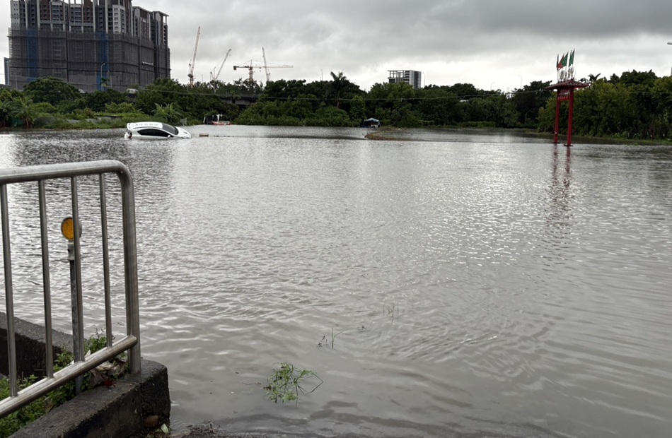 ▲圖說:道路淹水!  駕駛行經中市南屯區中和巷時,車輛不慎滑落稻田              (圖/台中市政府 提供)