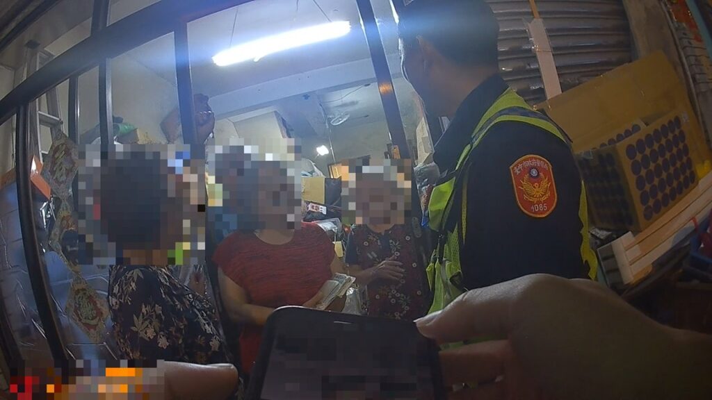 ▲圖說:警方費了一番功夫找到張姓老婦人住處,並由警方護送返家交由家屬照料 (圖/台中市政府 提供)