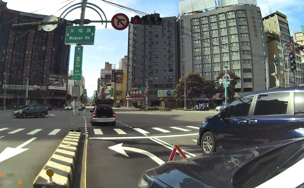 ▲圖說:黃女車輛拋錨在臺灣大道左轉車道上,員警到場先將巡邏車停於車後方警戒               (圖/台中市政府 提供)