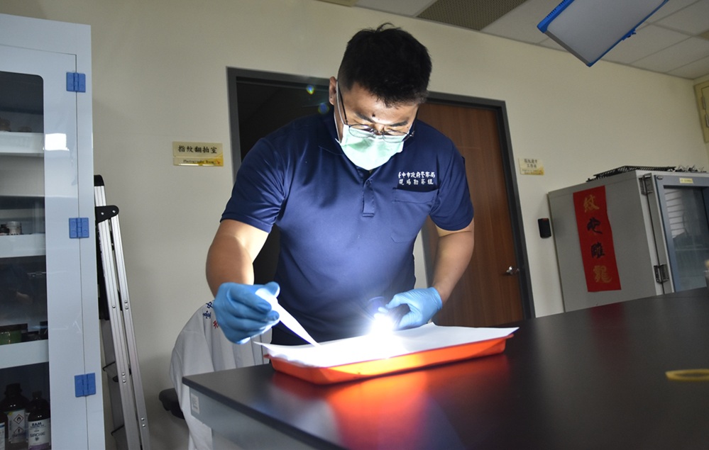 ▲圖說:巡官楊蕙瑜與偵查佐詹育哲榮獲臺中市刑事鑑識楷模 (圖/台中市政府 提供)