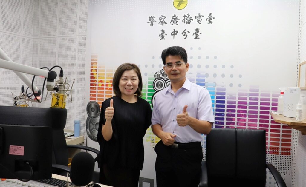 ▲圖說:中警第三分局副分局長鄭又銘於警廣「945會客室」與大家空中相會,暢談警政和暑期青春專案 (圖/台中市政府 提供)