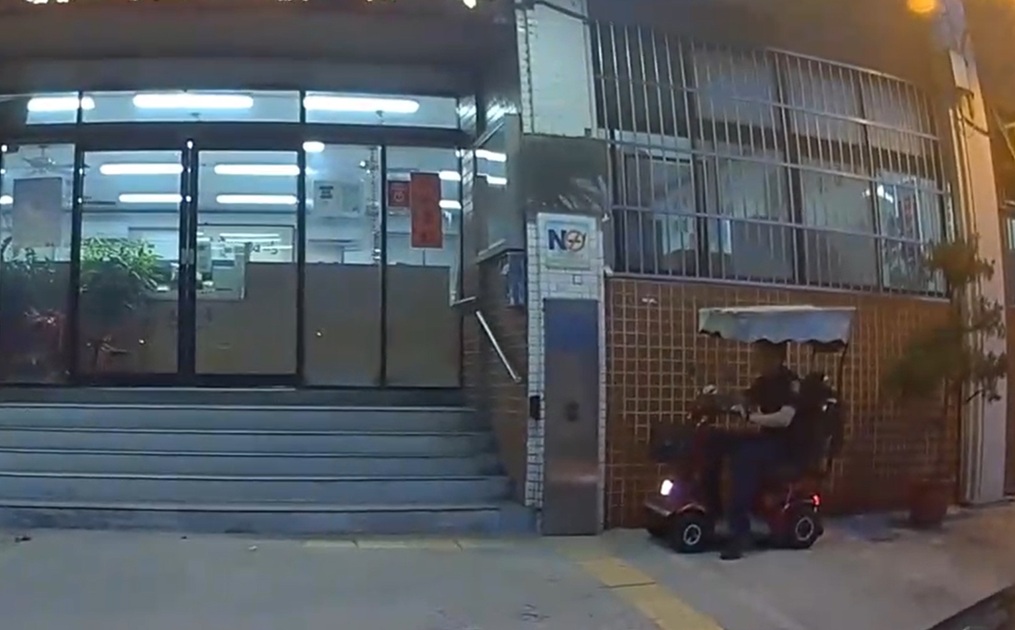 ▲圖說:勤工所員警張毅偉半夜騎著電動代步車,一路騎回派出所 (圖/台中市政府 提供)