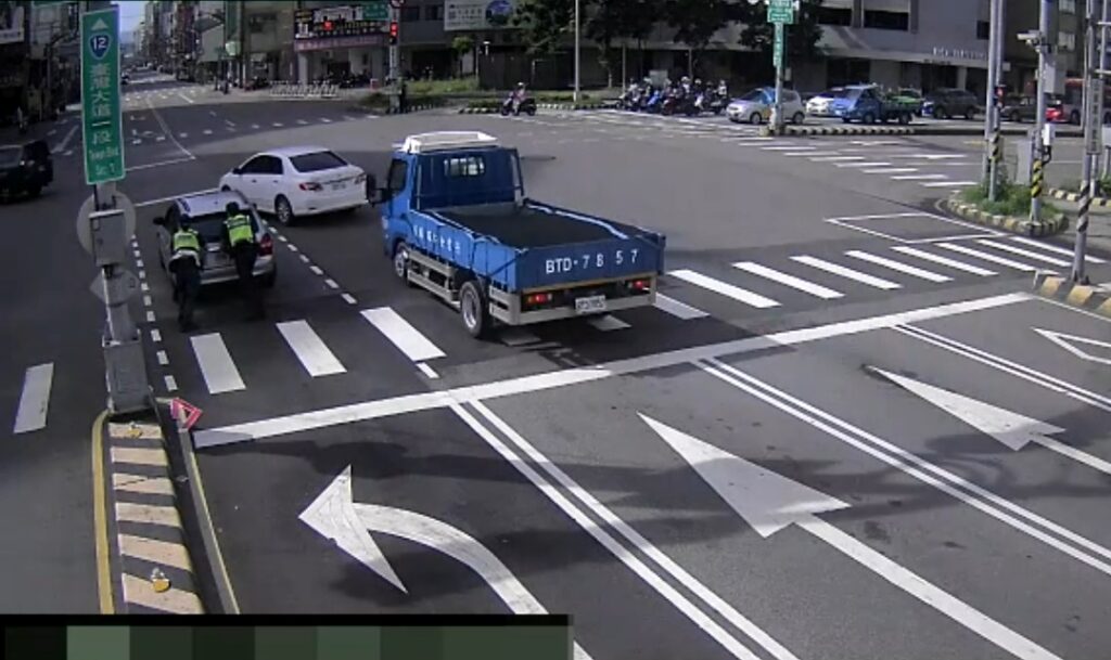 ▲圖說:兩位員警合力將車輛推移至路邊停放,化解交通壅塞風險          (圖/台中市政府 提供)