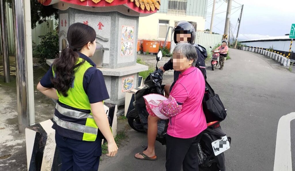 ▲圖說:警方接獲熱心民眾報案,於土地公廟旁尋獲走失老婦人 (圖/台中市政府 提供)