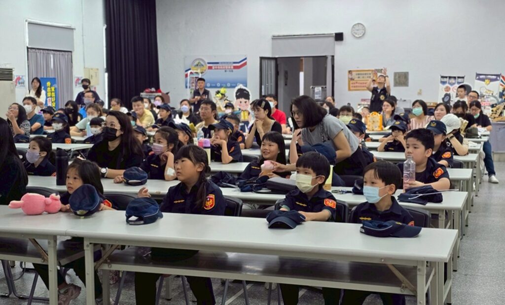 ▲圖說:由社區發展協會號召的100多人親子團於週日浩浩蕩蕩參訪中市警第一分局,展開「小小警察知識一日遊」               (圖/台中市政府 提供)