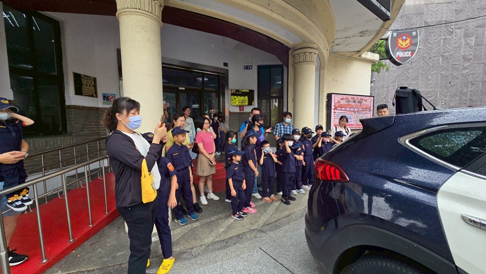 ▲圖說:小朋友們近距離看到巡邏車、警用重機與各式裝備           (圖/台中市政府 提供)