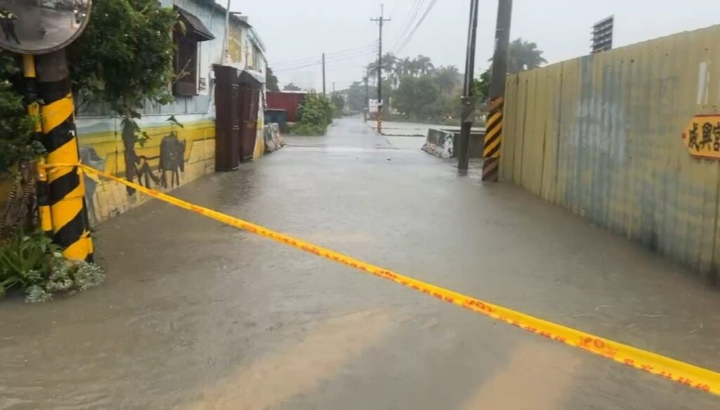 ▲圖說:警方冒著大雨拉起封鎖線、實施交通管制,提醒其他車輛繞道行駛 (圖/台中市政府 提供)